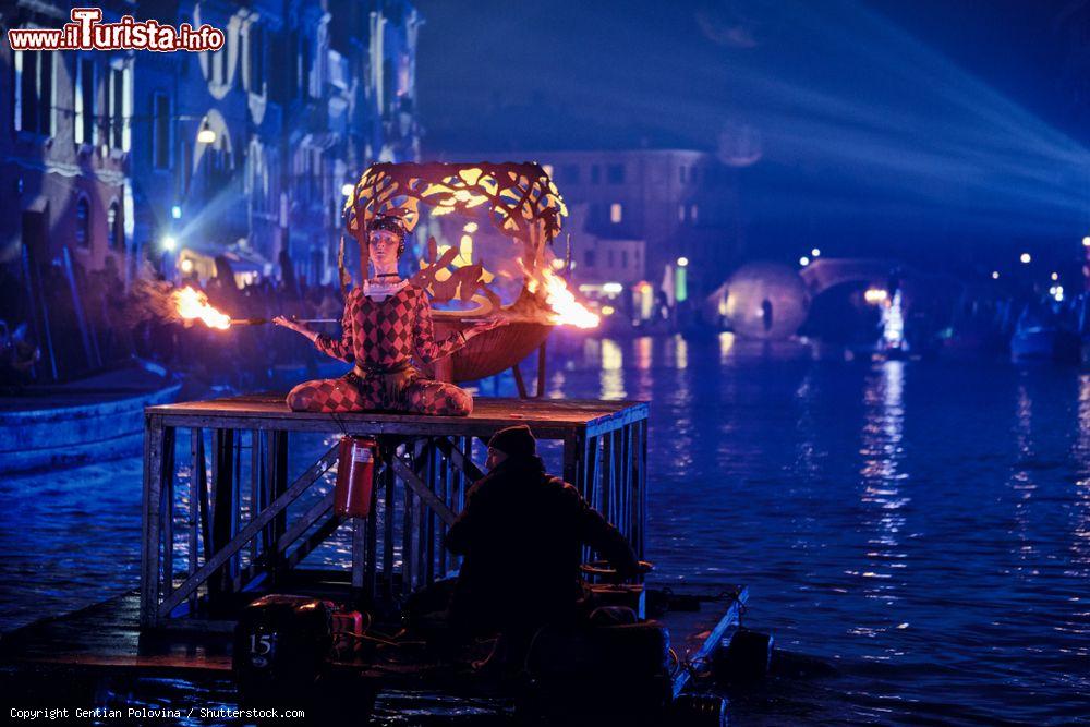 Immagine La cerimonia notturna di apertura del Carnevale di Venezia sul Rio di Cannaregio - © Gentian Polovina / Shutterstock.com