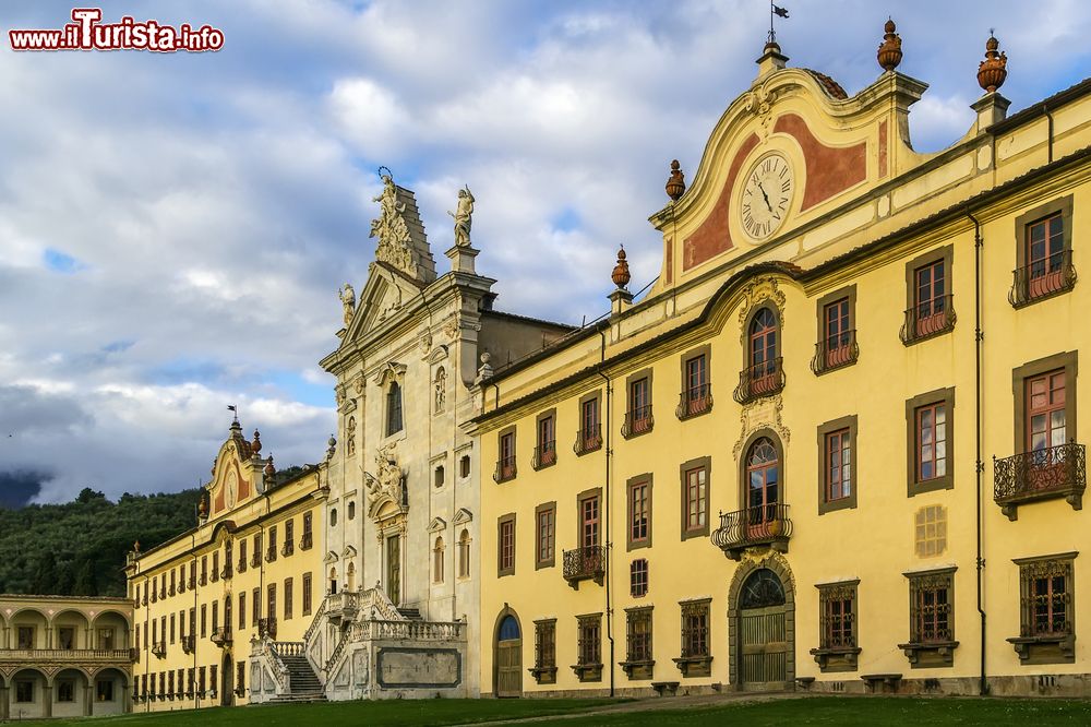 Immagine La Certosa di Pisa, Toscana. Più propriamente detta Certosa di Calci, questo monastero si trova a 10 chilometri da Pisa e sorge in una zona pianeggiante alle pendici dei monti pisani. Ex chiesa certosina, ospita oggi il Museo di Storia Naturale dell'Università di Pisa.