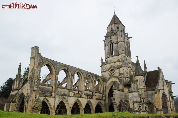 Immagine La chiesa abbandonata di Santo Stefano Il Vecchio a Caen, Francia. L'edificio venne edificato probabilmente nel X° secolo e poi ricostruito in stile gotico dopo gli assedi britannici del 1346 e del 1417 - © jorisvo / Shutterstock.com