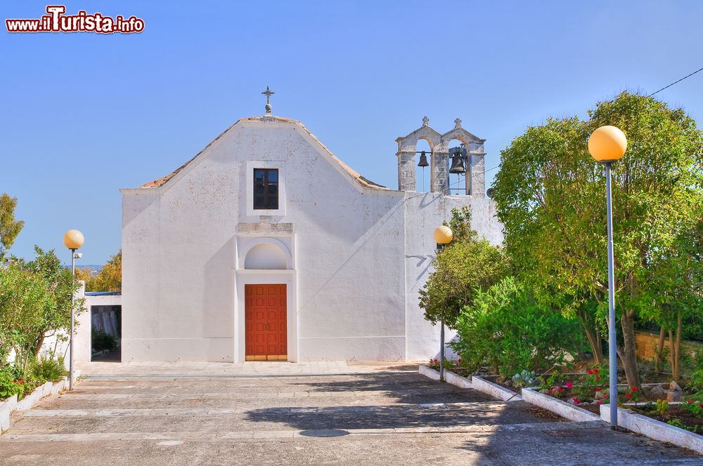 Immagine La chiesa abbaziale di Sant'Anna a Ceglie Messapica, Salento, Puglia. Semplice e lineare, la facciata è caratterizzata da campanili a vela a un fornice.