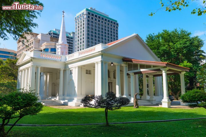 Immagine La chiesa armena di San Gregorio l'Illuminato a Singapore:  costruita nel 1835, fu progettata da George Drumgoole Coleman - © 236299501 / Shutterstock.com