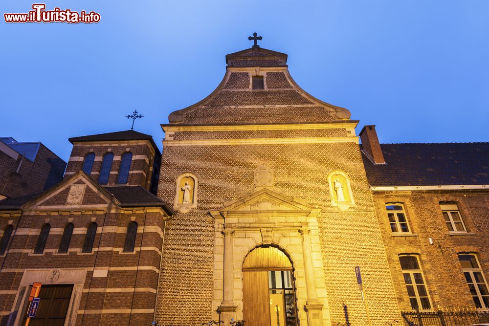 Immagine La chiesa barocca di Minderbroeder a Hasselt by night (Belgio). La costruzione iniziata ne 1645 venne ultimata una decina di anni più tardi. E' uno dei monumenti più noti della città.