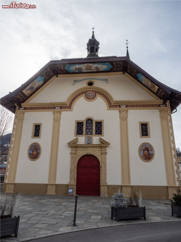 Immagine La chiesa barocca di Saint-Gervais-les-Bains, massiccio del Monte Bianco (Francia).