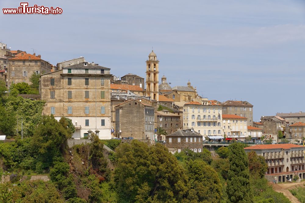 Immagine La chiesa barocca di Sant’Erasmo a Cervione caratterizza la "skyline" del borgo della Corsica