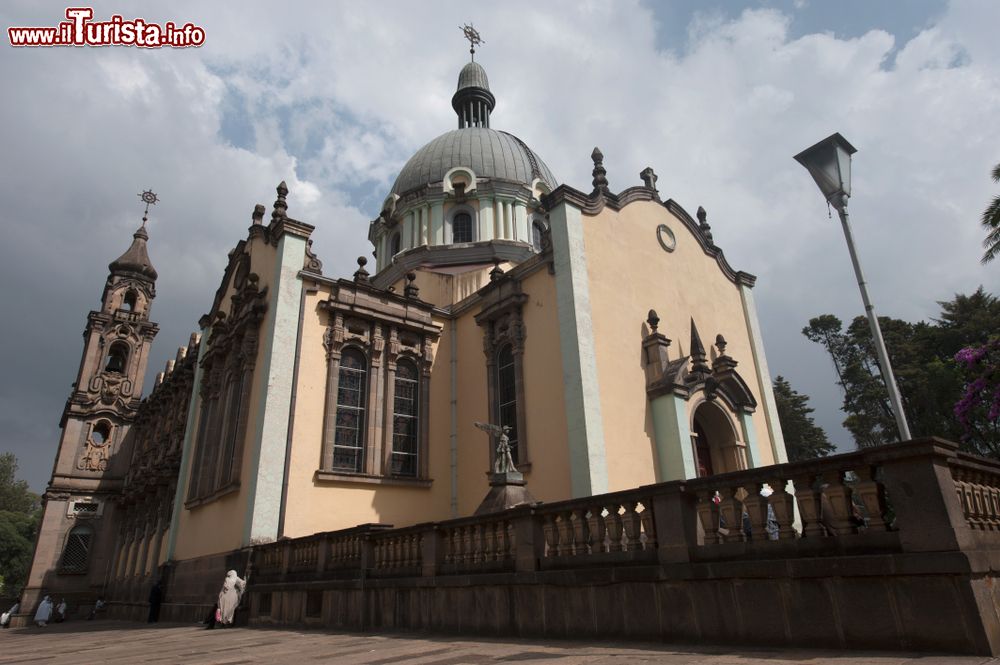 Immagine La chiesa cattolica centrale di Addis Abeba, Etiopia. Si presenta come un alto edificio rosa sormontato da cupole verdi e lanterne in metallo.