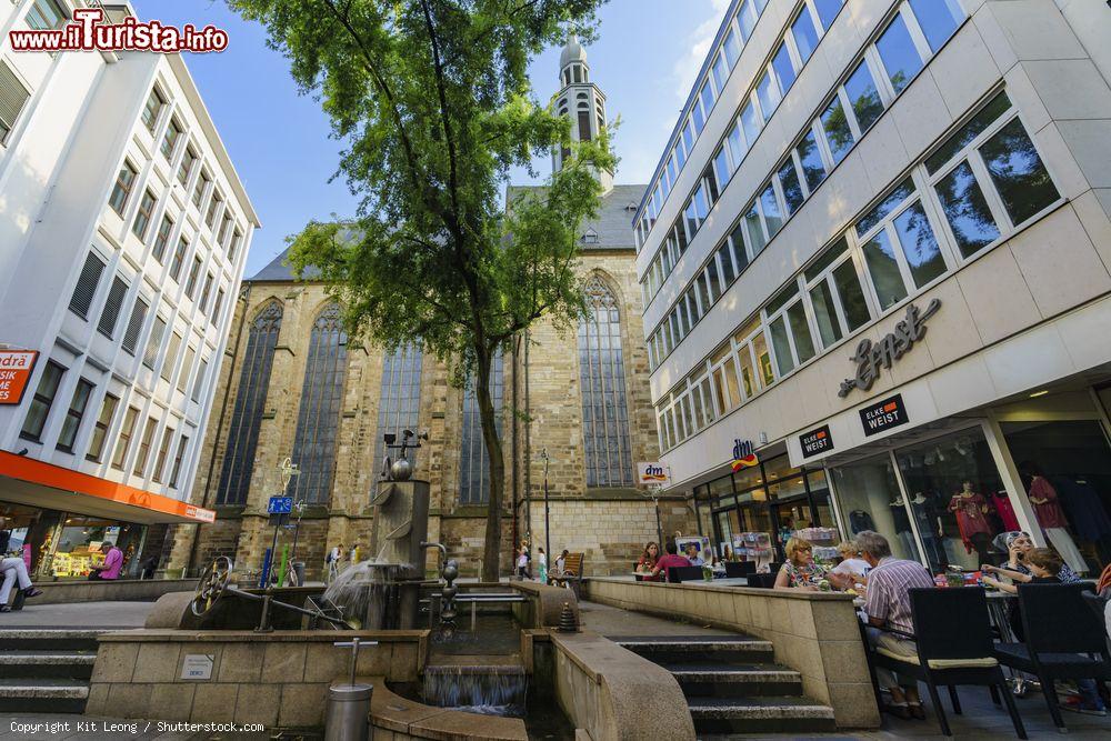 Immagine La chiesa cattolica di San Giovanni Battista a Dortmund, Germania, fra edifici moderni - © Kit Leong / Shutterstock.com