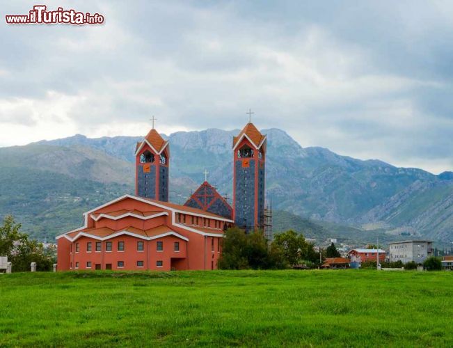 Immagine La chiesa cattolica di San Pietro Apostolo a Bar, Montenegro - © Katsiuba Volha / Shutterstock.com