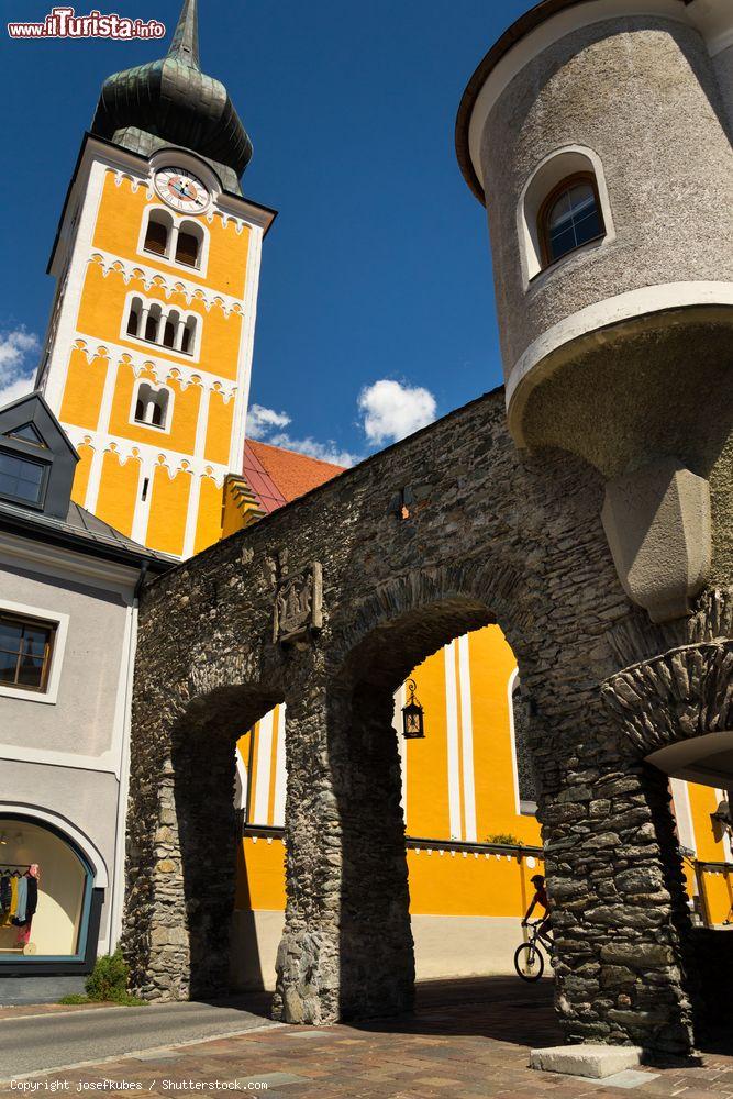 Immagine La chiesa cattolica di Schladming, Austria. La sua costruzione risale al 1532 - © josefkubes / Shutterstock.com