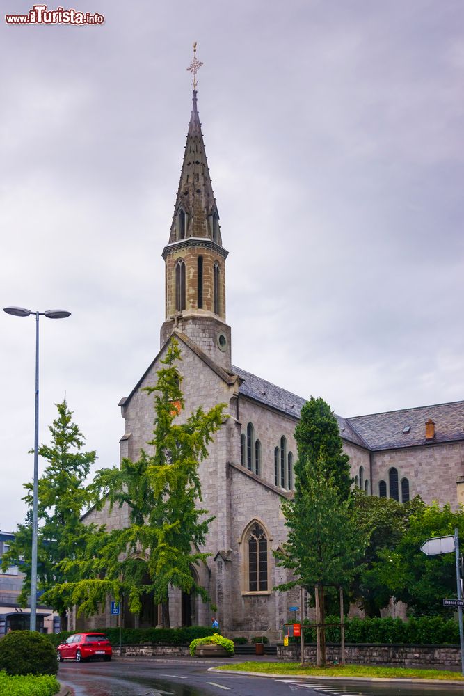 Immagine La chiesa cattolica nel centro di Vevey, cantone Vaud, Svizzera. L'edificio religioso si trova nel cuore della cittadina svizzera caratterizzata da stradine strette e intracciate fra loro.