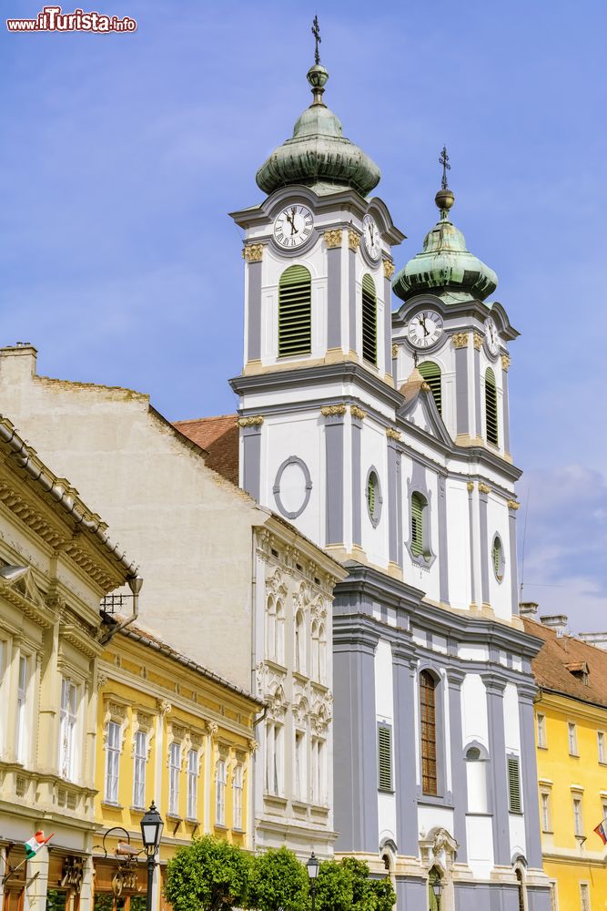 Immagine La chiesa cistercense nella città di Szekesfehervar, Ungheria. In smalto verde le due cupole alla sommità delle torri campanarie.