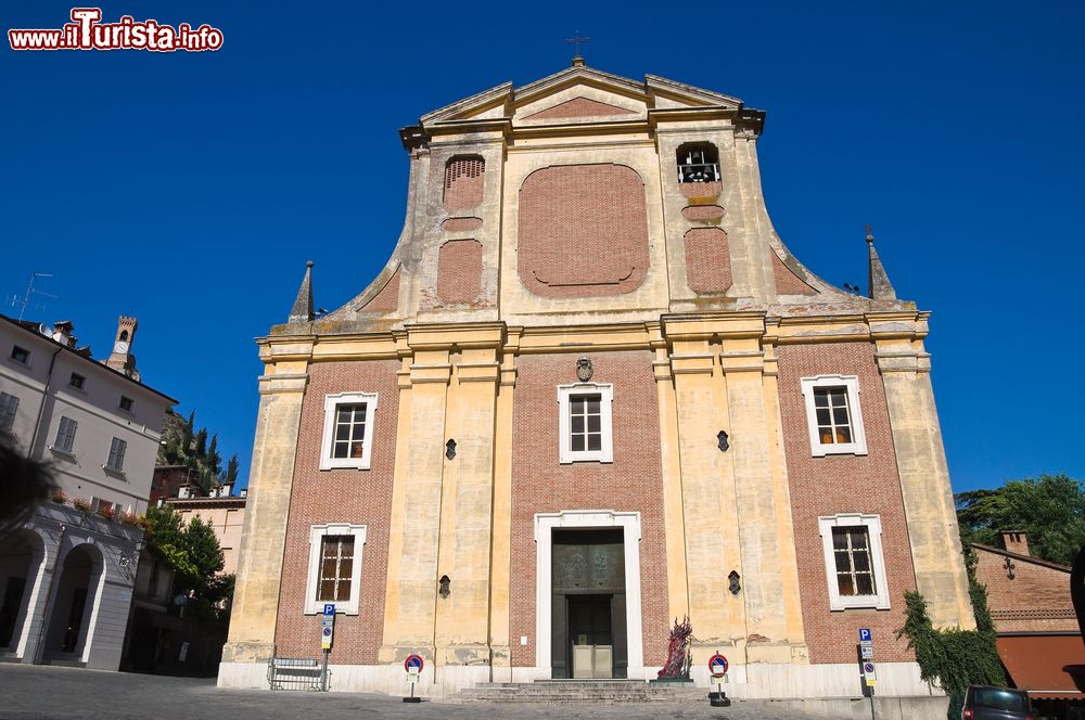 Immagine La chiesa collegiata in centro a Brisighella in Emilia-Romagna