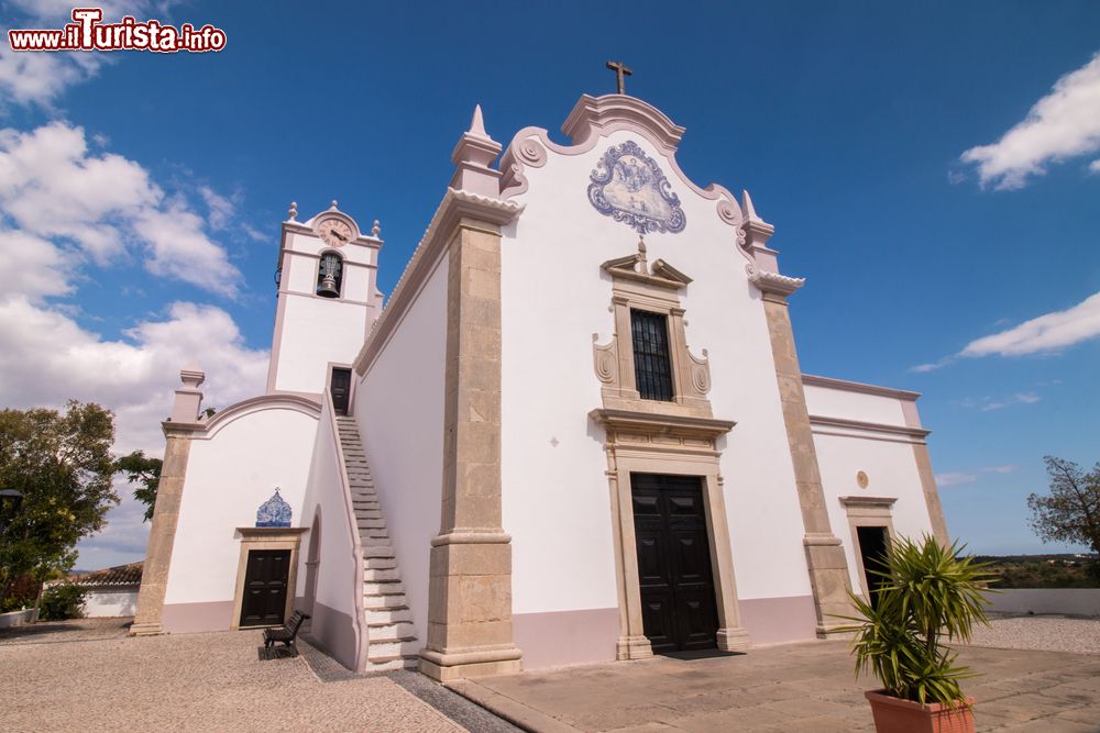 Immagine La chiesa cristiana di San Lorenzo a Loulé, Portogallo. Questo edificio romanico, rimaneggiato in epoca barocca, è ricoperto di azulejos che risalgono al 1730: realizzati da Bernardo, un artista noto anche come Policarpo de Oliveira Bernardes, sono un vero e proprio capolavoro.