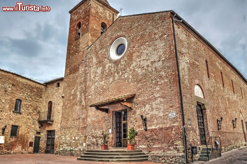 Immagine La chiesa dei santi Iacopo e Filippo a Certaldo, Toscana, Italia. Costruita nel XIII° secolo in stile romanico accoglie al suo interno le spoglie del Boccaccio e della beata Giulia della Rena.