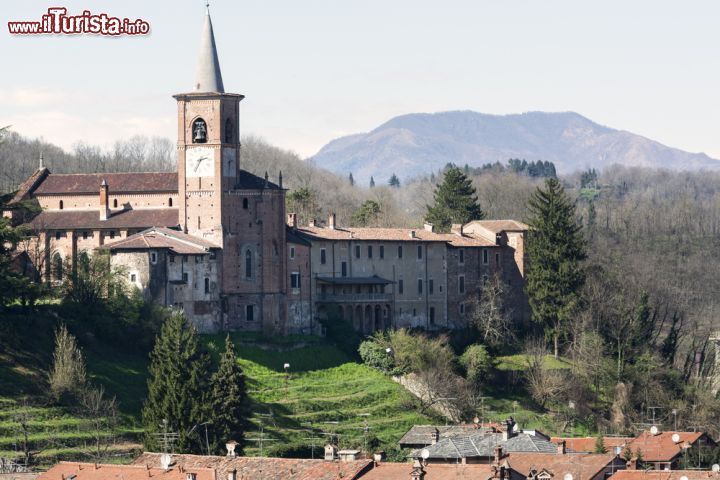 Immagine La chiesa dei Santi Stefano e Lorenzo che domina il borgo di Castiglione Olona, borgo della Provincia di Varese - © Claudio Giovanni Colombo / Shutterstock.com