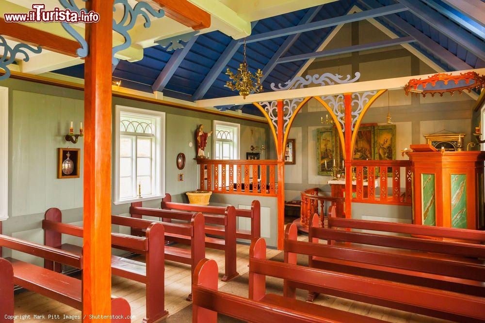 Immagine La chiesa del museo di Skohar, Islanda. Questo edificio religioso proveniente da un'altra località islandese è stato portato qui e ricostruito come in originale - © Mark Pitt Images / Shutterstock.com