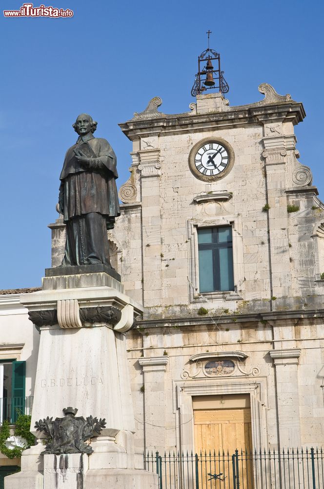 Immagine La chiesa del Purgatorio a Venosa, Basilicata. Costruita in stile barocco e chiamata anche di San Filippo Neri, sul portale d'ingresso si legge una frase del poeta Orazio "Pulvis et umbra".