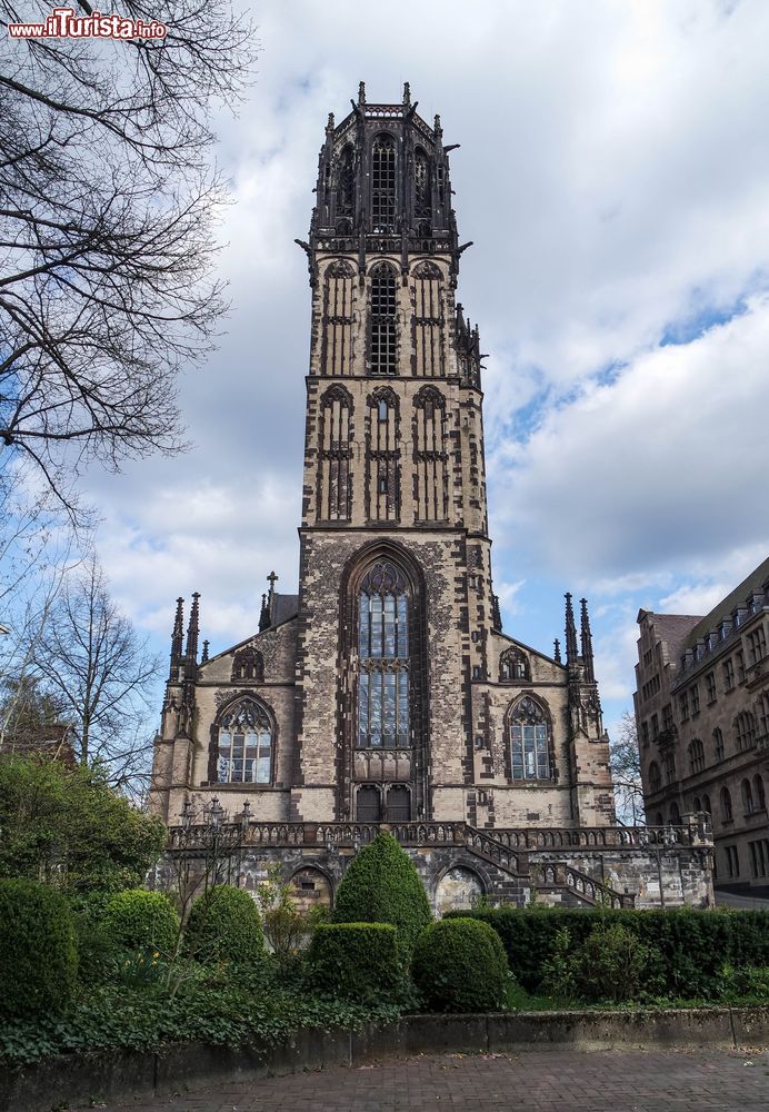 Immagine La chiesa del Salvatore a Duisburg, Germania. Fu il tempio dei cavalieri dell'ordine teutonico a restaurarla nel 1415 conferendogli lo stile gotico dell'epoca.
