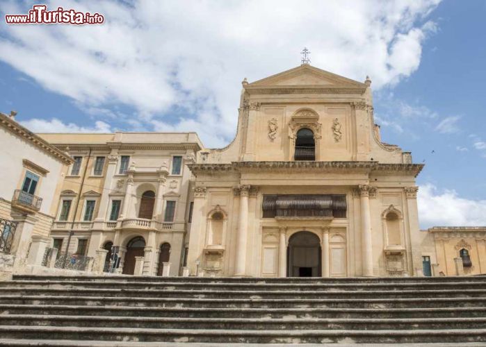 Immagine La Chiesa del Santissimo Salvatore a Noto - La Chiesa de Santissimo Salvatore, tra i più grandi ed imponenti edifici barocchi della città e dell'intera provincia di Siracusa, fa parte dell'omonimo complesso monastico, di cui fanno parte anche il Seminario della Diocesi di Noto e l'ex Monastero Benedettino.- © luigi nifosi / Shutterstock.com