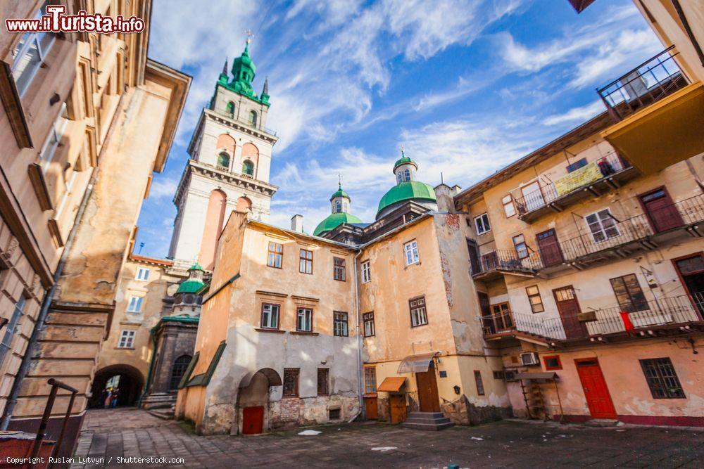 Immagine La chiesa della Dormizione a Lviv, Ucraina. Questo edificio di culto ortodosso è caratterizzato da cupole color verde smeraldo - © Ruslan Lytvyn / Shutterstock.com