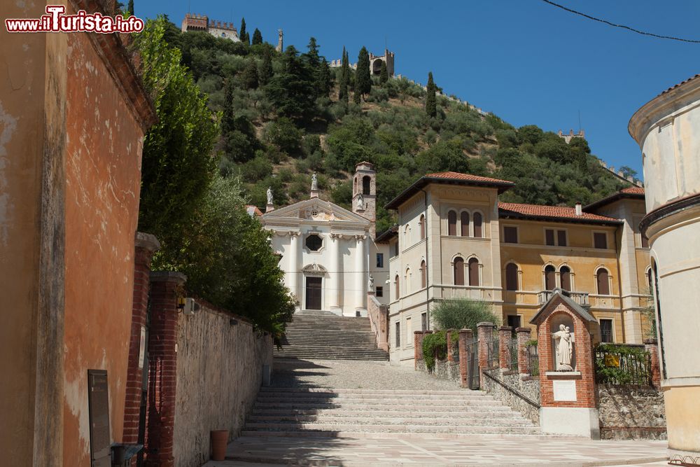 Immagine La chiesa della Madonna del Carmine a Marostica, Veneto. L'edificio religioso sorge in una posizione elevata preceduta da una gradinata con 47 scalini e ornata da due statue, quella di San Girolamo a sinistra e quella di San Simone a destra.