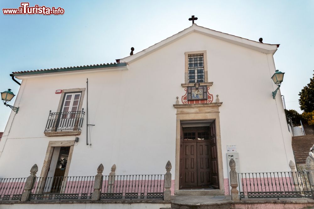 Immagine La Chiesa della Misericordia a Serta, Portogallo. Costruito attorno al 1550, questo edificio religioso ha una singola navata, un altare maggiore dorato e piastrelle decorate del XVIII° secolo.