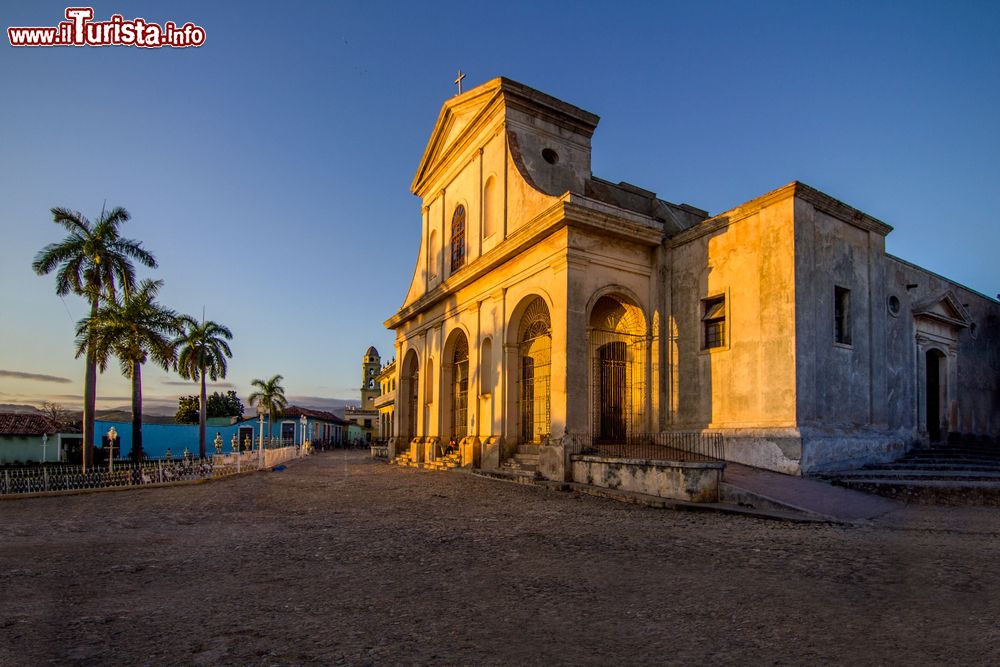 Immagine La chiesa della Santissima Trinità a Port of Spain, Trinidad, fotografata al crepuscolo. Fa parte dei patrimoni mondiali dell'Unesco.