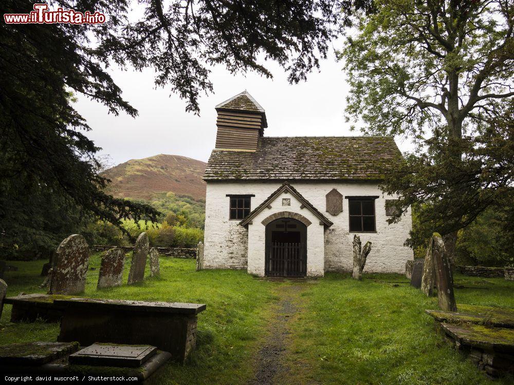 Immagine La chiesa della Vergine Maria a Capel-y-ffin nei pressi di Abergavenny, Galles, UK. Costruito nel 1762, questo grazioso edificio religioso è sorto sui resti di un precedente luogo di culto del XV° secolo - © david muscroft / Shutterstock.com