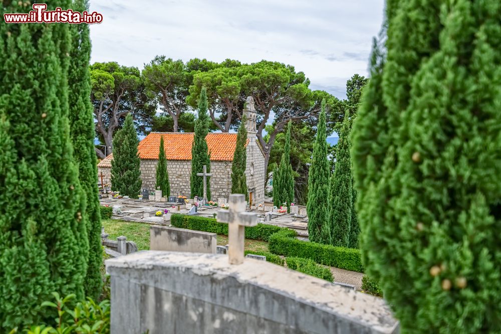 Immagine La chiesa della Vergine Maria al cimitero di Tucepi, Croazia.