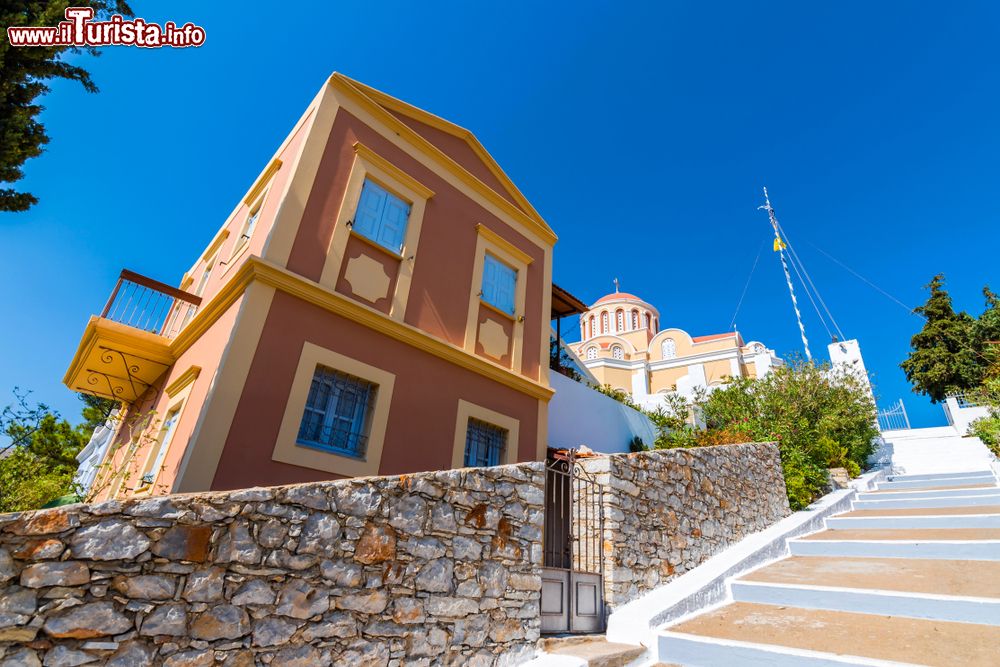 Immagine La chiesa dell'Annunciazione sull'isola di Symi, Grecia. In primo piano, la scalinata da percorrere per raggiungere l'edificio religioso.