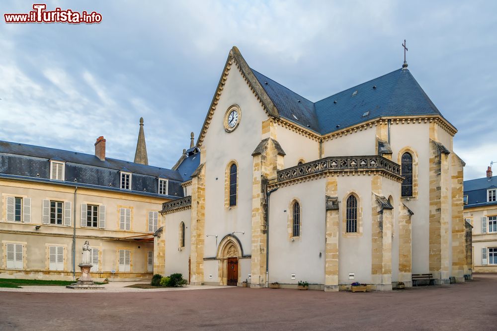 Immagine La chiesa dell'antica abbazia di Saint Gildard a Nevers, Francia: si tratta di un luogo di pellegrinaggio intorno alla figura di Santa Bernadette.