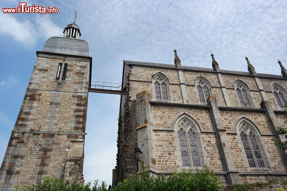 Immagine La chiesa delle "due metà" a Ducey-les-Cheris, Francia: è composta dal campanile del 1828, vestigia di una chiesa barocca, e dal corpo principale messo in cantiere nel 1860. Questo edificio religioso è il risultato dei danni riportati durante la guerra.