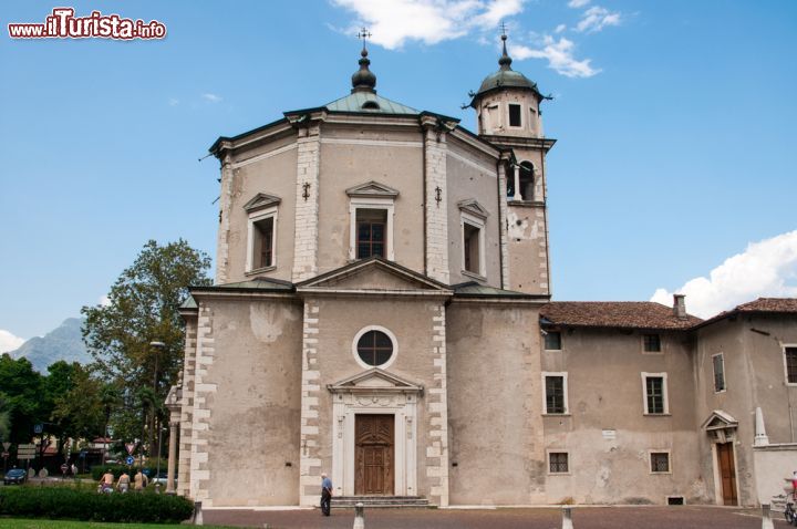 Immagine La chiesa dell'Inviolata a Riva del Garda, Trentino Alto Adige. Edificata nel 1603 e consacrata trent'anni dopo, la chiesa è in elegante stile barocco. All'esterno è a pianta quadrata mentre all'interno la forma è ottagonale con 5 altari e 3 porte - © 170510807 / Shutterstock.com