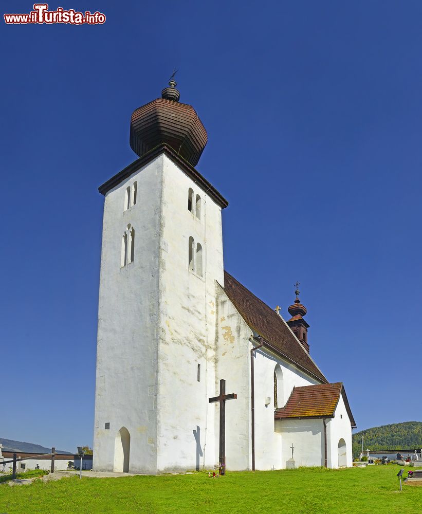 Immagine La chiesa dello Spirito Santo nel villaggio di Zehra, Slovacchia. Questo edificio religioso in stile gotico è stato costruito nella seconda metà del XIII° secolo. E' patrimonio mondiale dell'Unesco.