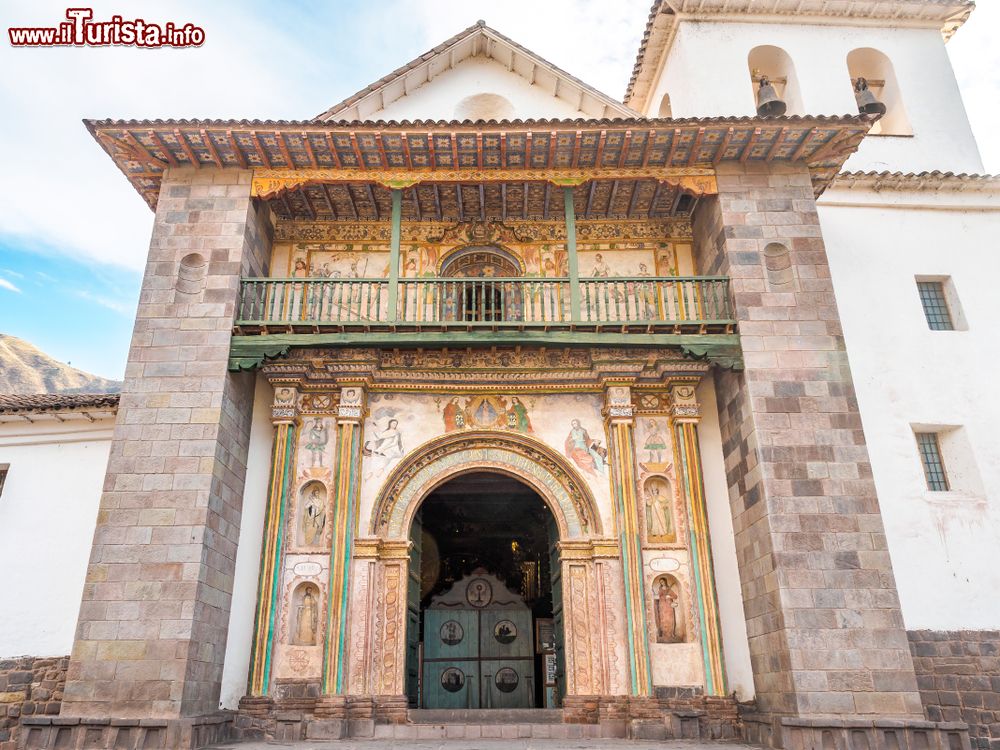 Immagine La chiesa di Andahuaylillas, Puno, Perù. Dedicata a San Pedro, questa graziosa chiesetta è nota anche come la Cappella Sistina d'America per via delle sue preziose decorazioni dell'interno.