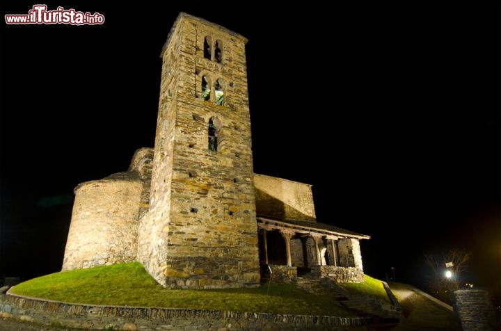 Immagine La chiesa di Canillo by night, Andorra. Fotografato di notte, questo edificio religioso si trova a Canillo, uno delle sette "parrocchie", cioè la suddivisione territoriale, del Principato di Andorra - © Pabl1n / Shutterstock.com