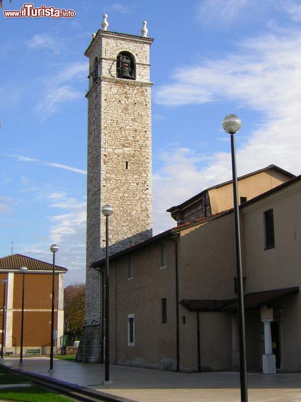 Immagine La chiesa di Ciliverghe di Mazzano vista dalla piazza ai Caduti - © Robertoni, Wikipedia