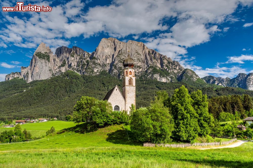 Immagine La chiesa di Fie allo Sciliar ( Vols am Schlern) in Trentino Alto Adige