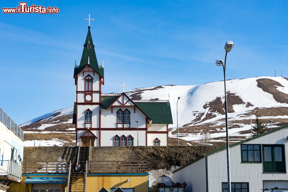 Immagine La chiesa di Husavik, alle spalle del porto della città islandese.