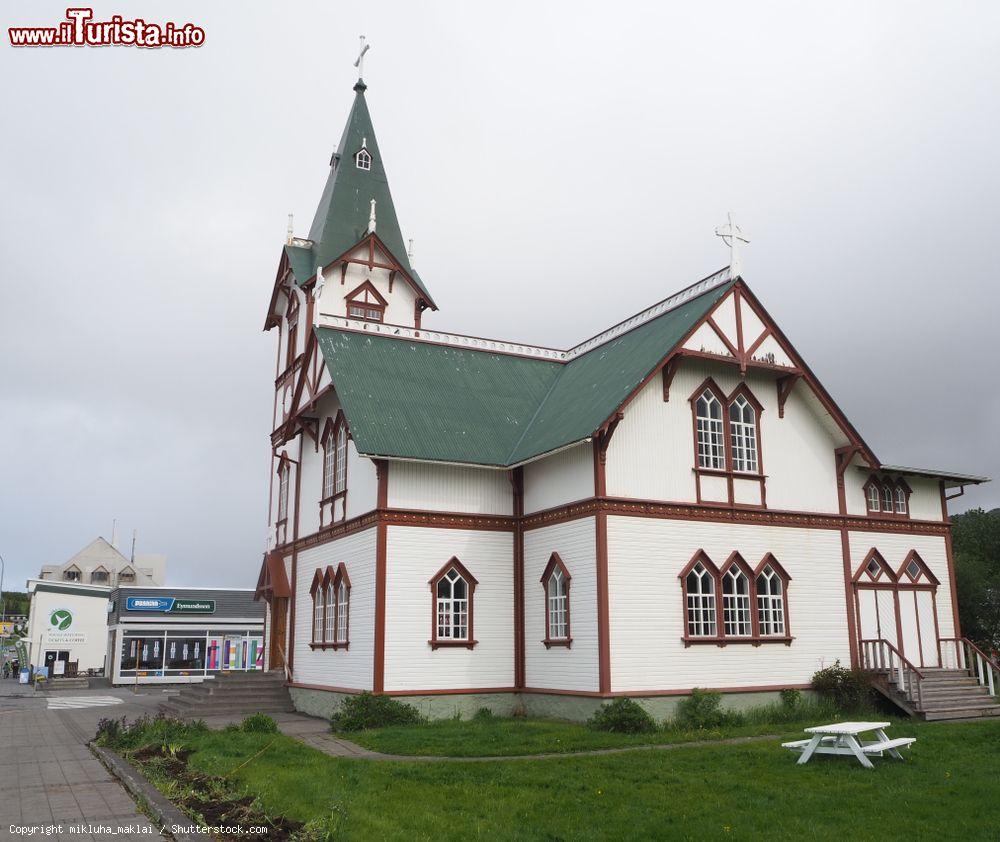 Immagine La Húsavíkurkirkja fu costruita nel 1907 su progetto dell'architetto Rognvaldur Olafsson e realizzata con legname proveniente dalla Norvegia - © mikluha_maklai / Shutterstock.com