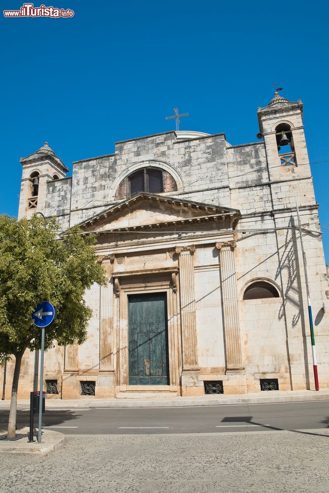 Immagine La chiesa di Maria Ss. del Carmine a Rutigliano, Puglia. Riedificata fra il XIX° e il XX° secolo sui resti di una chiesa settecentesca, è dedicata alla compatrona della città - la Vergine del Carmelo - festeggiata ogni anno il 16 luglio.