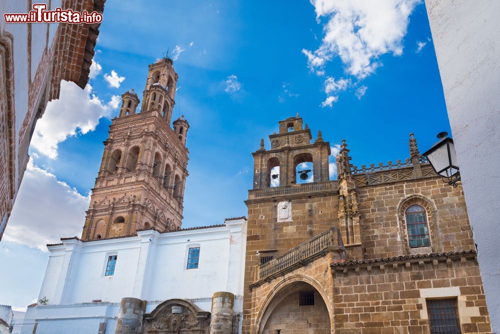 Immagine La chiesa di Nostra Signora a Llerena, Estremadura, Spagna. Questo edificio religioso ospita al suo interno la statua della Madonna della Granada. Il campanile è perfetta testimonianza di arte proto-barocca.