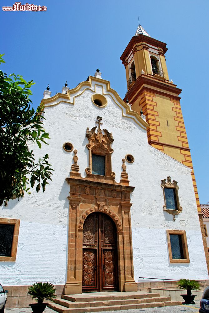 Immagine La chiesa di Nostra Signora dei Rimedi a Estepona, Spagna. Questa bella chiesetta con la facciata intonacata a calce è impreziosita dalla torre campanaria e dal portale d'ingresso decorato.