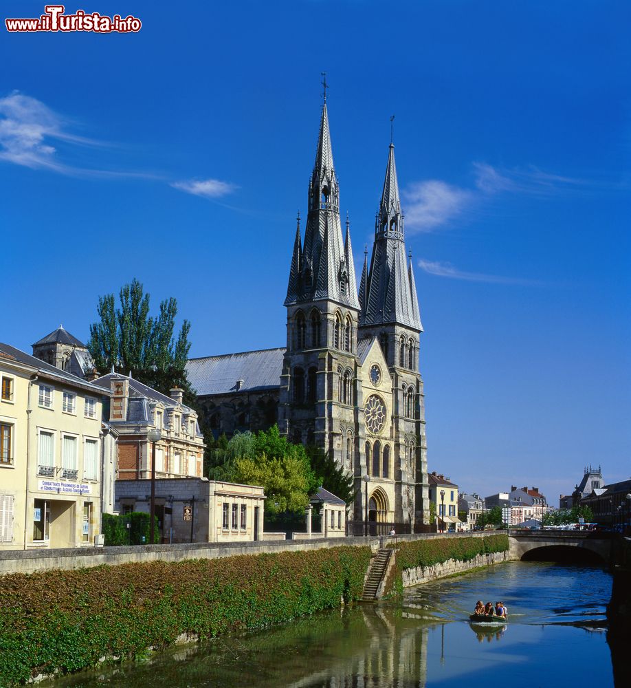 Immagine La chiesa di Notre-Dame a Chalons-en-Champagne, Francia: le sue due guglie in piombo si rilfettono nel canale del Mau.