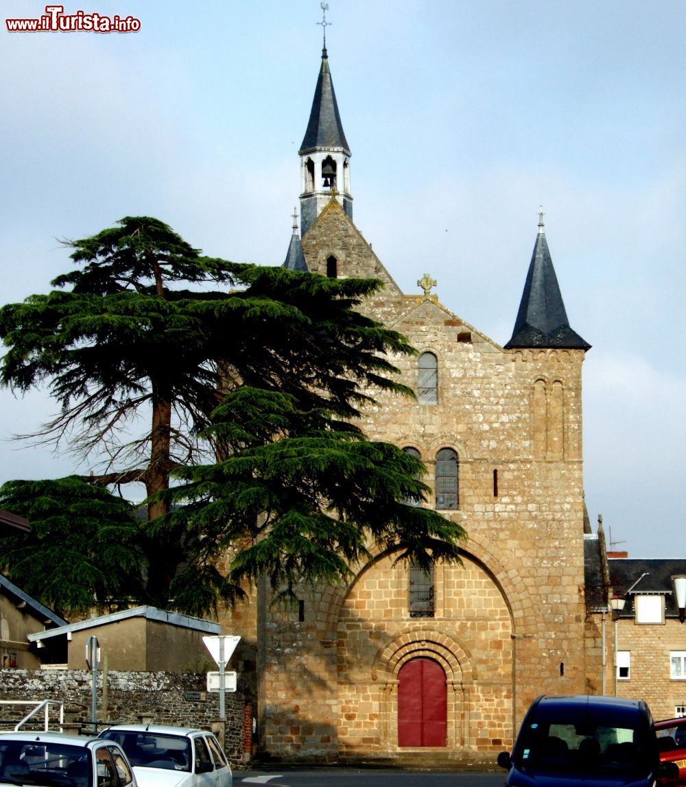 Immagine La Chiesa di Notre Dame in centro a Pontorson in Normandia, Francia - © Stevage, CC BY 2.5, Wikipedia