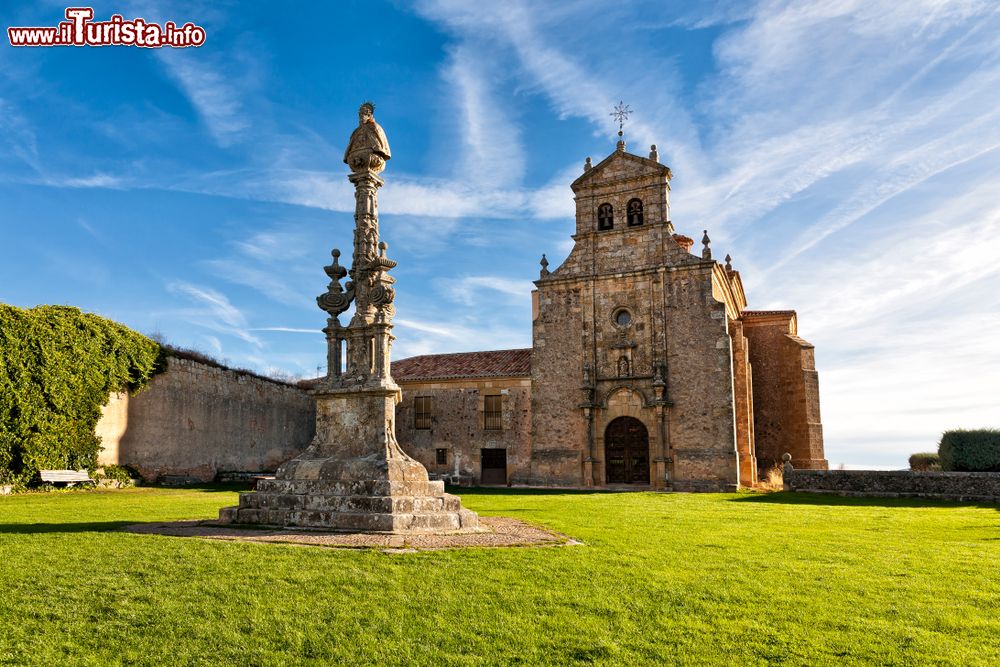 Immagine La chiesa di Our Lady of Miron a Soria, Spagna. Nuestra Seňora de la Mayor è stata costruita nel XVI° secolo e vanta un prezioso portale romanico.