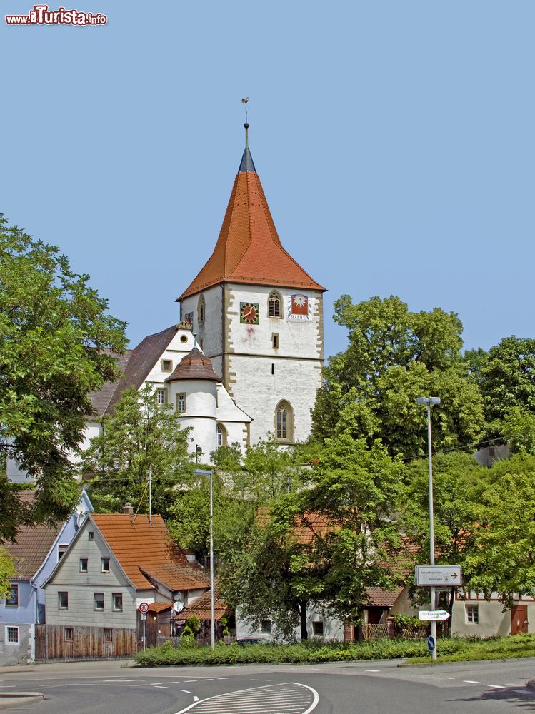 Immagine La chiesa di Saint Amandus a Freiberg, Sassonia, Germania. La torre campanaria è impreziosita da orologi e da una meridiana antica.