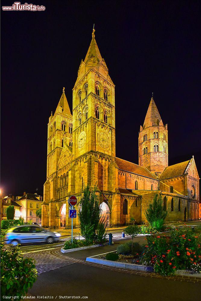 Immagine La chiesa di Saint Leger a Guebwiller, Francia. In stile tardo romanico fu costruita in arenaria rosa dei Vosgi fra il 1182 e il 1235 - © Vytautas Kielaitis / Shutterstock.com