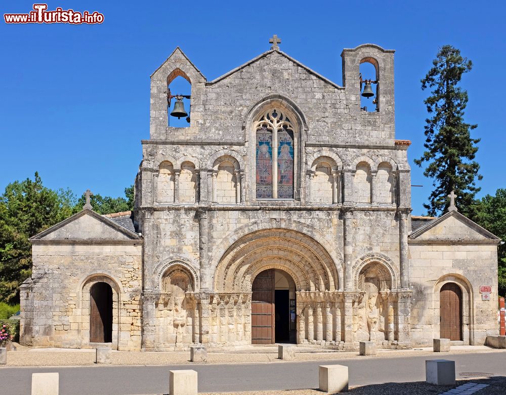 Immagine La chiesa di Saint Vivian a Pons, Charente-Maritime, Francia. La facciata medievale ha portale romanico e due torrette campanarie aggiunte nel corso del Settecento.