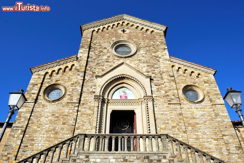 Immagine La chiesa di San Bartolomeo a Barberino Val d'Elsa, Toscana: l'edificio religioso è stato rimaneggiato nel Novecento in stile neogotico dall'architetto Giuseppe Castellucci.