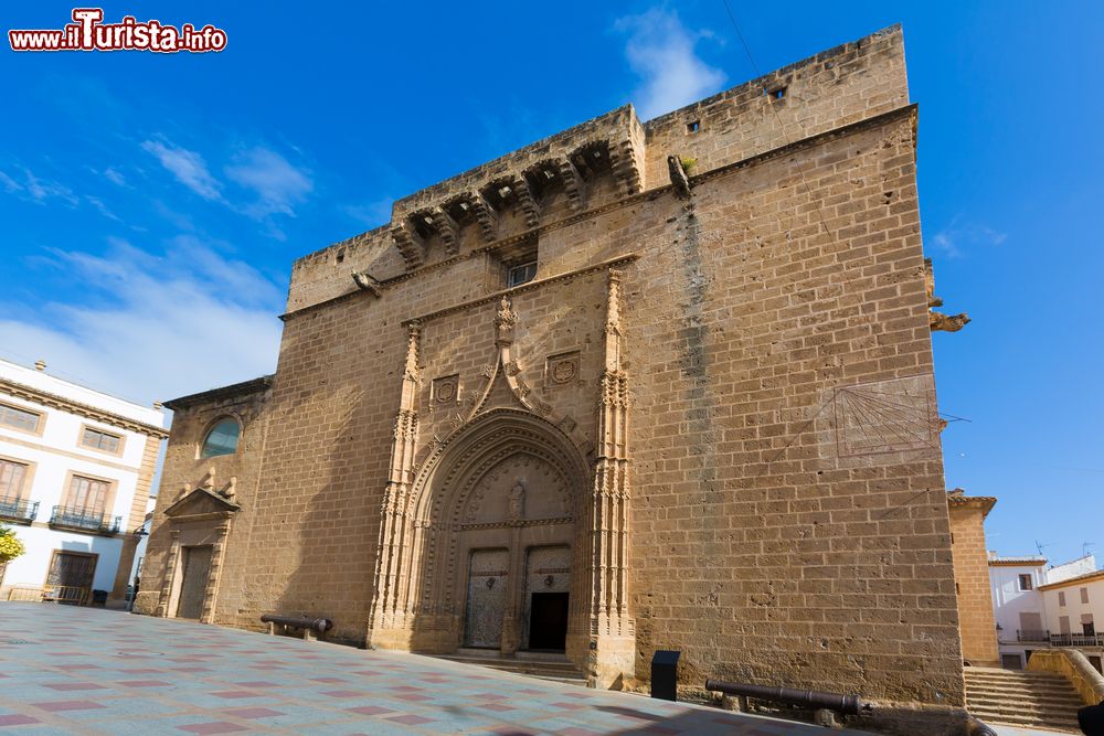 Immagine La chiesa di San Bartolomeo a Javea, Spagna. Fra gli edifici cittadini più importanti vi è questo luogo di culto in stile elisabettiano gotico dichiarato monumento artistico nazionale.